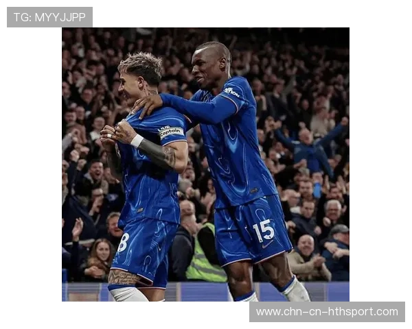 切尔西中场组织课：球员练习360度视野传球与拆解防守